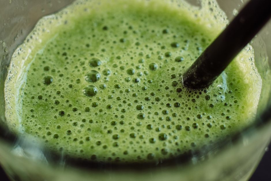 Apa cu lămâie dimineața: ce face cu adevărat, ce nu face (detox mit)