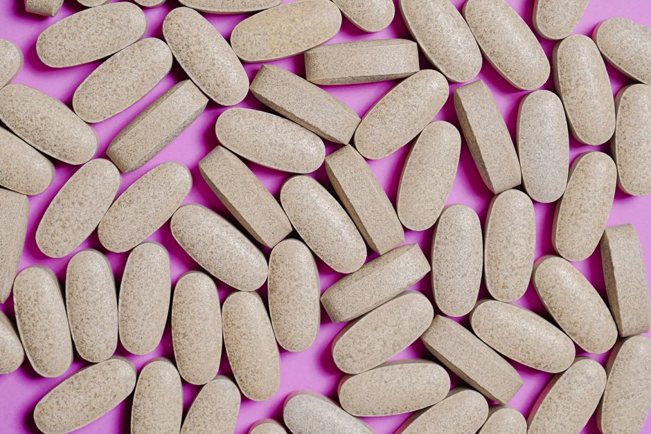 Multivitaminele merită? Ce arată studiile și cui folosesc