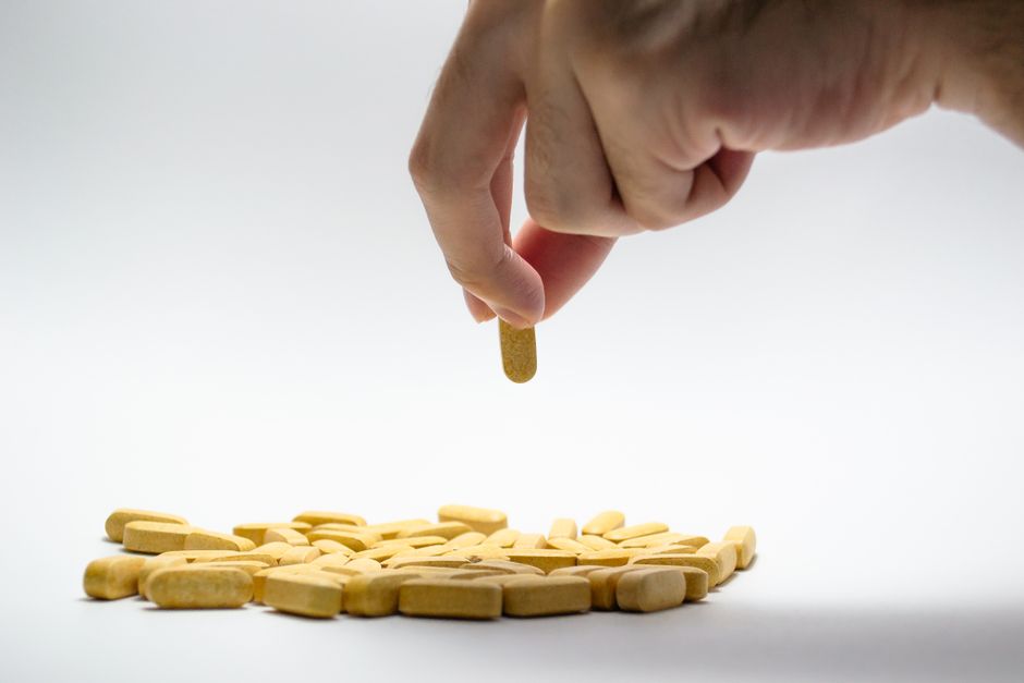 Prevenția osteoporozei prin nutrienți: nu doar calciu — K2, magneziu, proteine